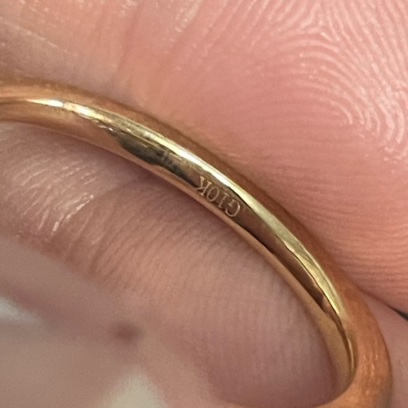 Elegant 10k Gold and Crushed Ice Oval Moissanite Ring - Picture 6 of 6